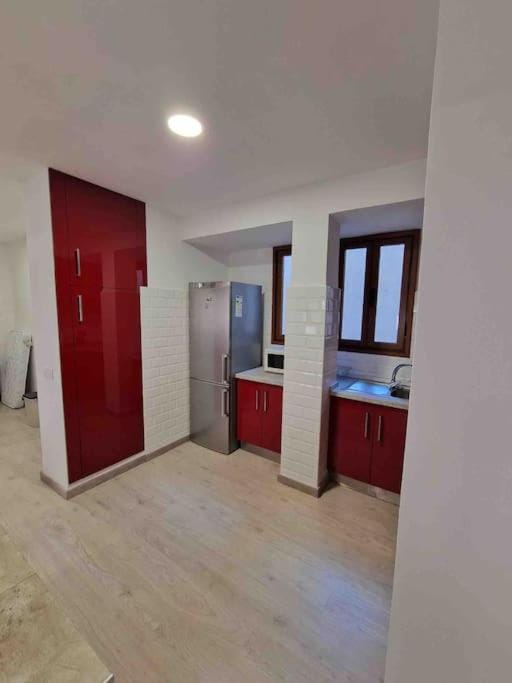 Kitchen or kitchenette, minibar