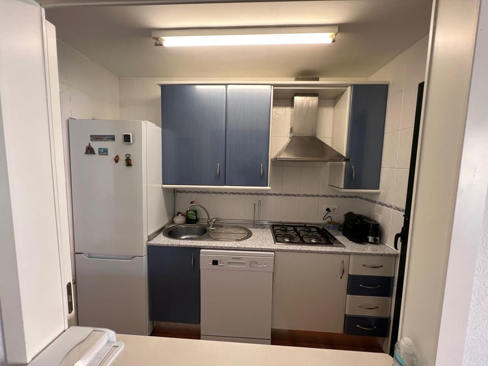 Kitchen or kitchenette, minibar, stove