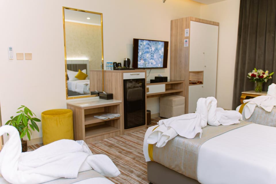 Bed, TV and multimedia, Bedroom