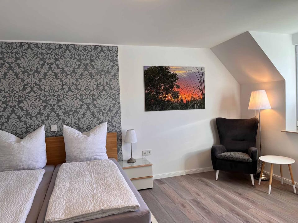 Bed, Photo of the whole room, Seating area