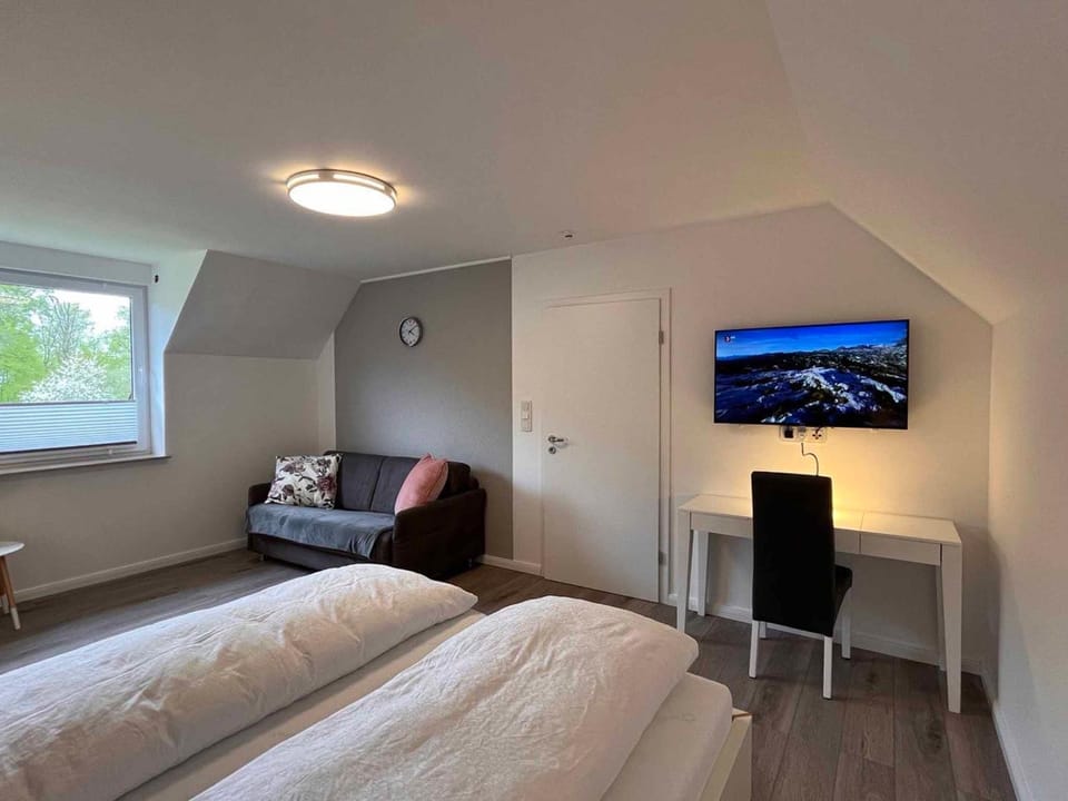 Bed, TV and multimedia, Photo of the whole room, Seating area