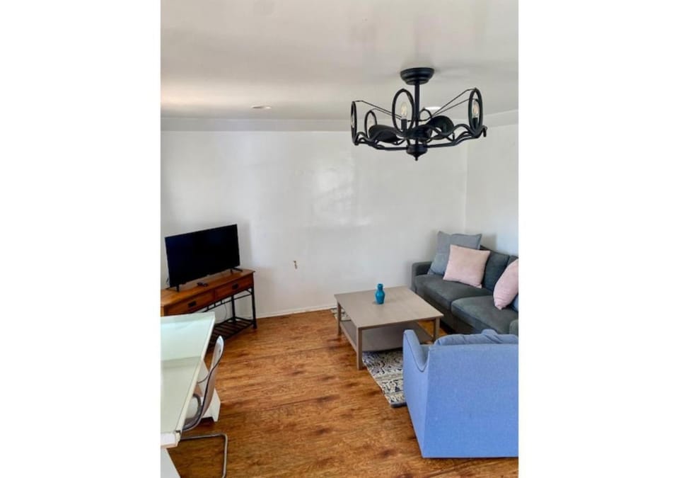 1 Bedroom w Small bonus room. Private LA Home. Apartment in Los Angeles