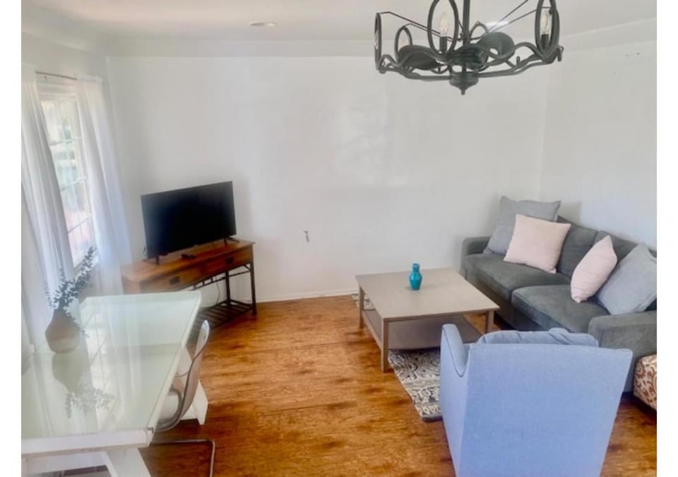 1 Bedroom w Small bonus room. Private LA Home. Apartment in Los Angeles