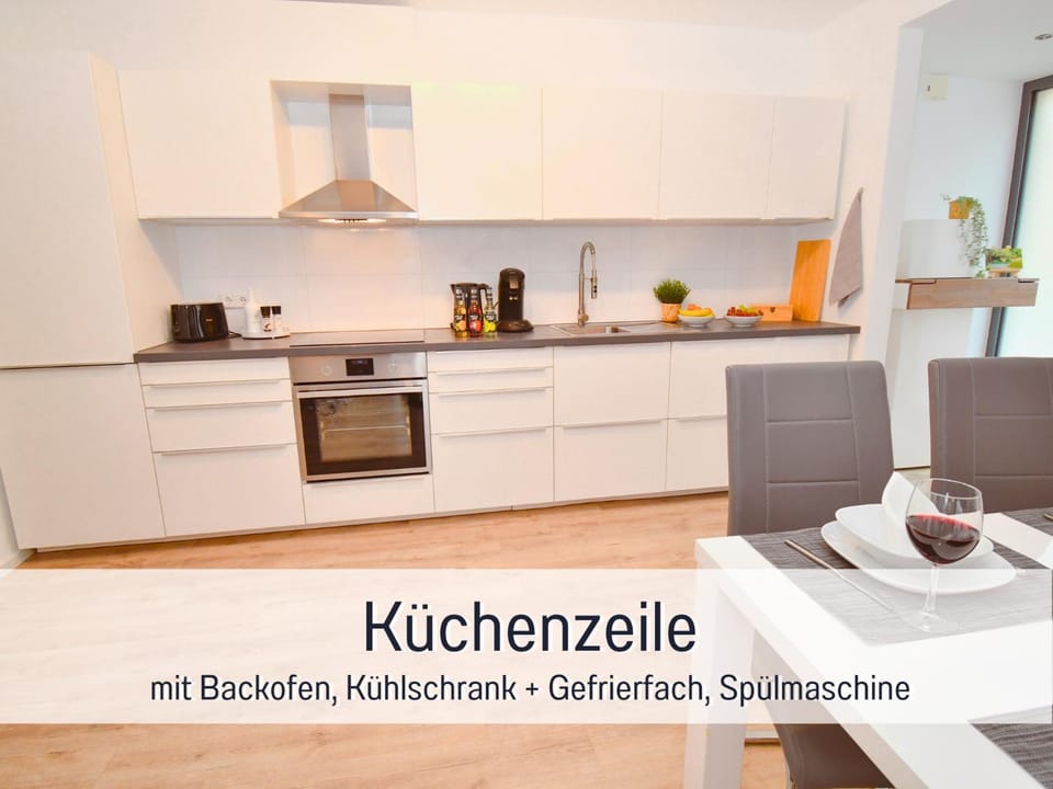 Coffee/tea facilities, Kitchen or kitchenette, Dining area, stove