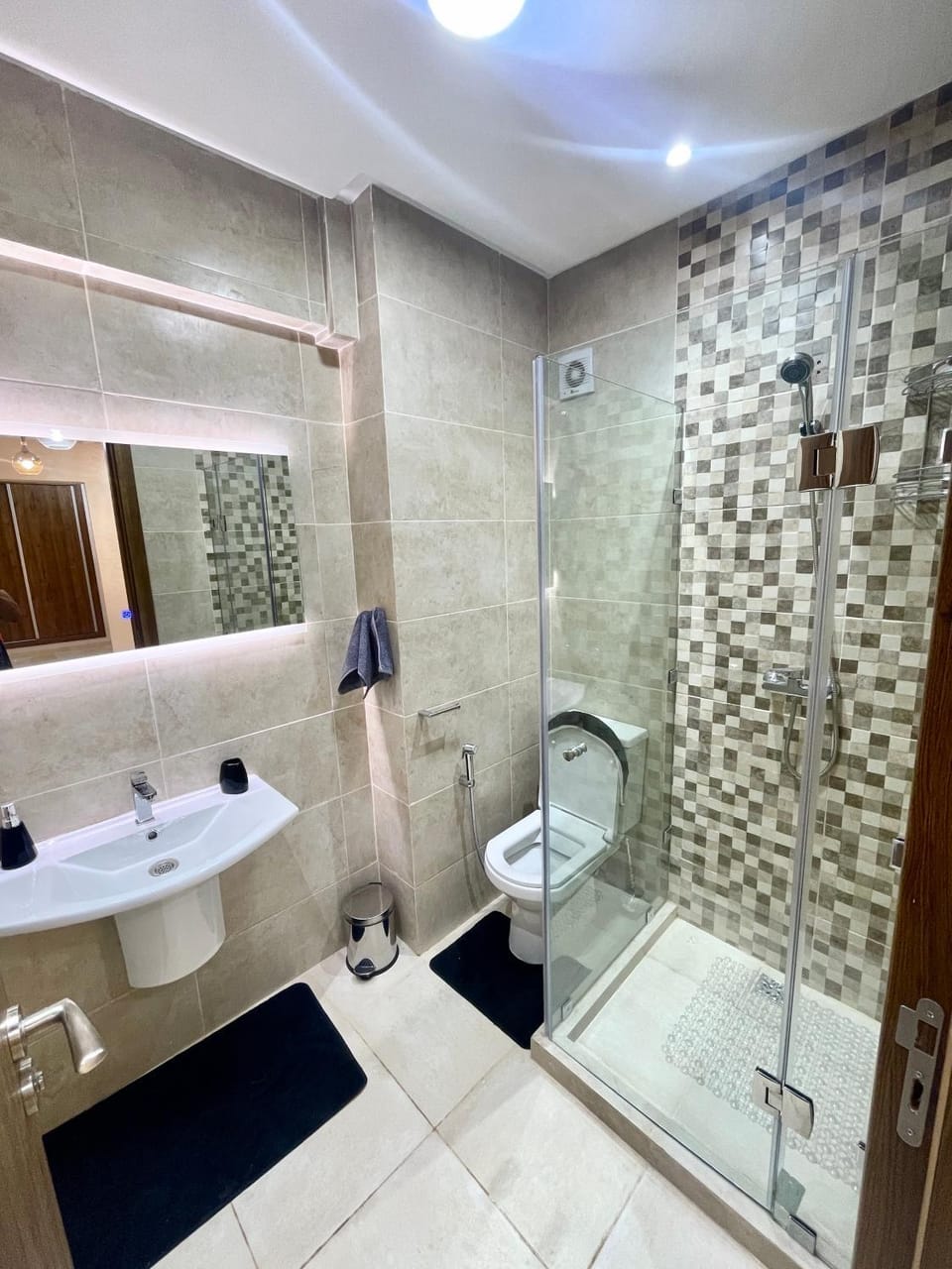 Shower, Toilet, Bathroom, towels