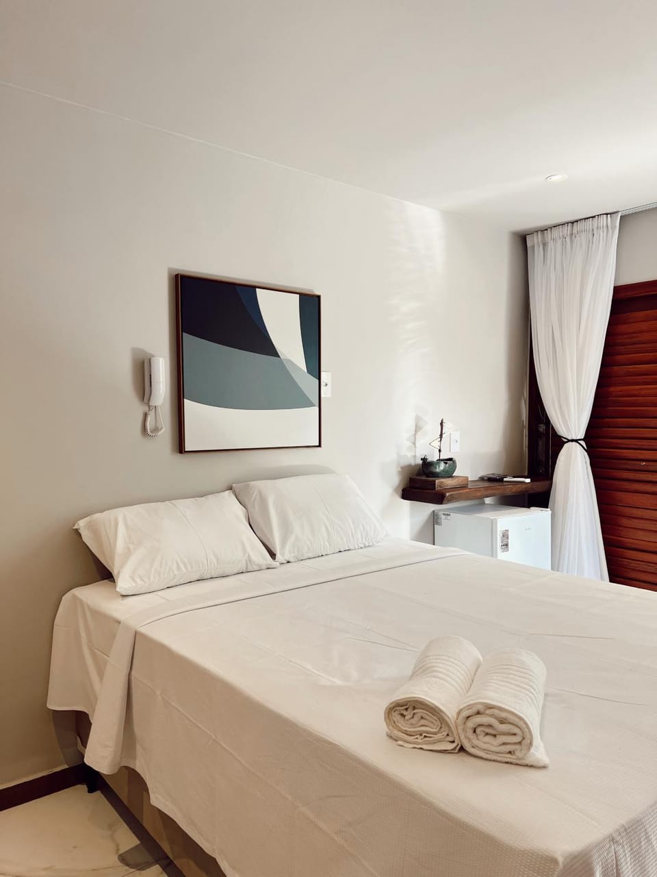 Bed, TV and multimedia, Bedroom, towels