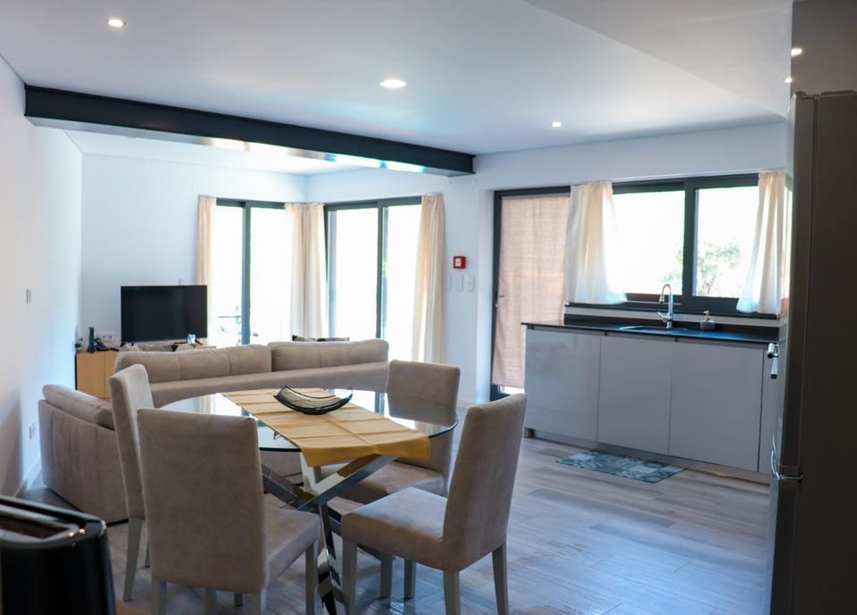 TV and multimedia, Kitchen or kitchenette, Living room, Seating area, Dining area