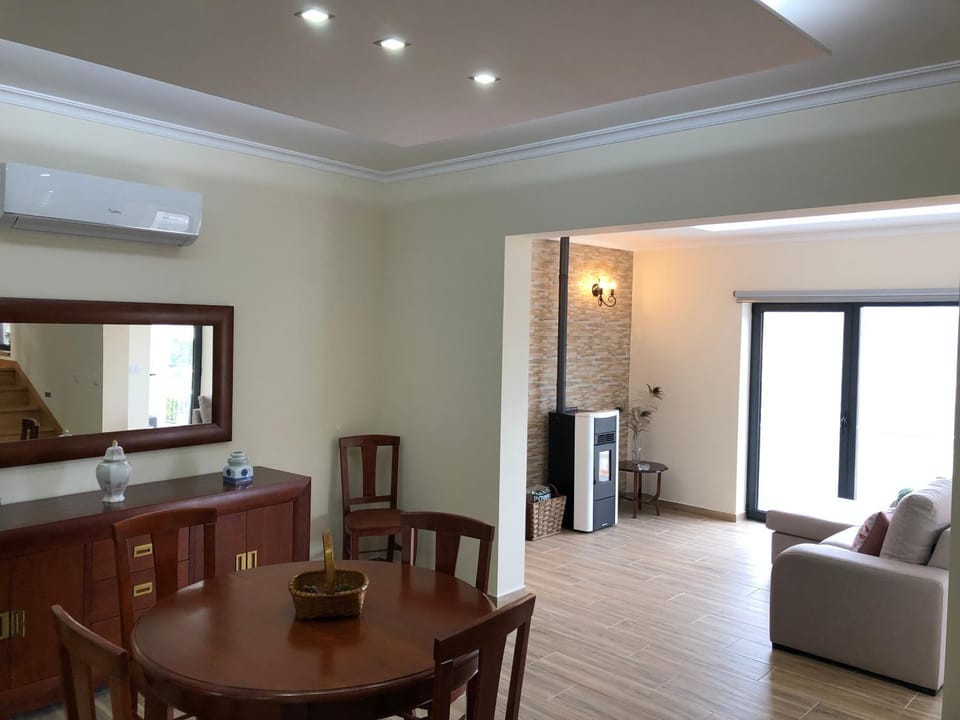 Kitchen or kitchenette, Living room, Dining area