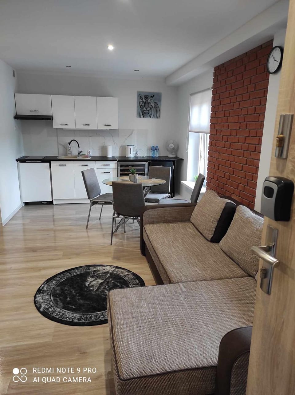 Kitchen or kitchenette, Seating area, stove