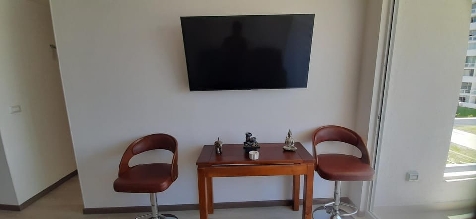 Communal lounge/ TV room, TV and multimedia, Living room, Seating area, Evening entertainment