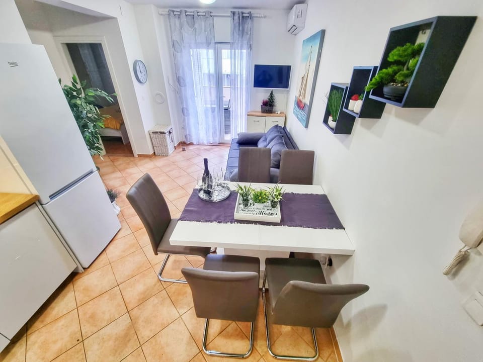 Communal lounge/ TV room, Dining area