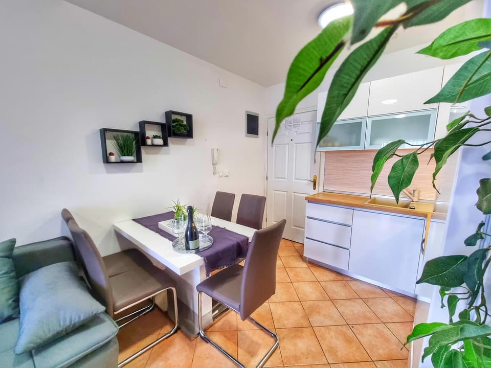Kitchen or kitchenette, Seating area, Dining area