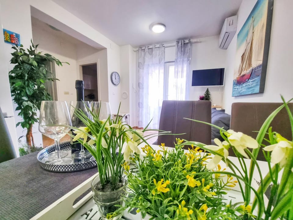 Communal lounge/ TV room, TV and multimedia, Dining area, Drinks