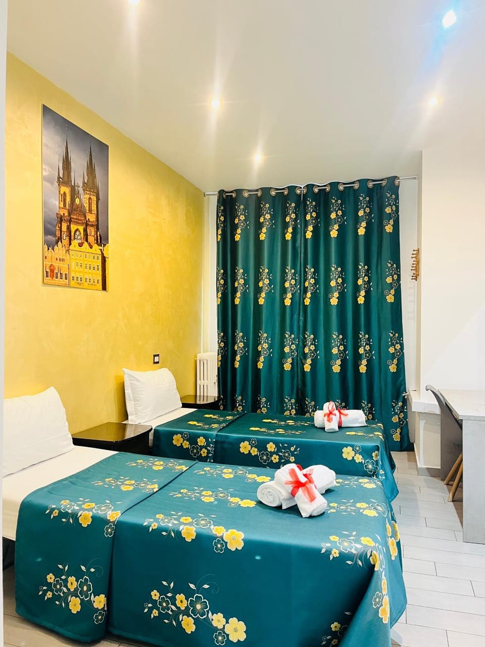 Bed, Bedroom, towels
