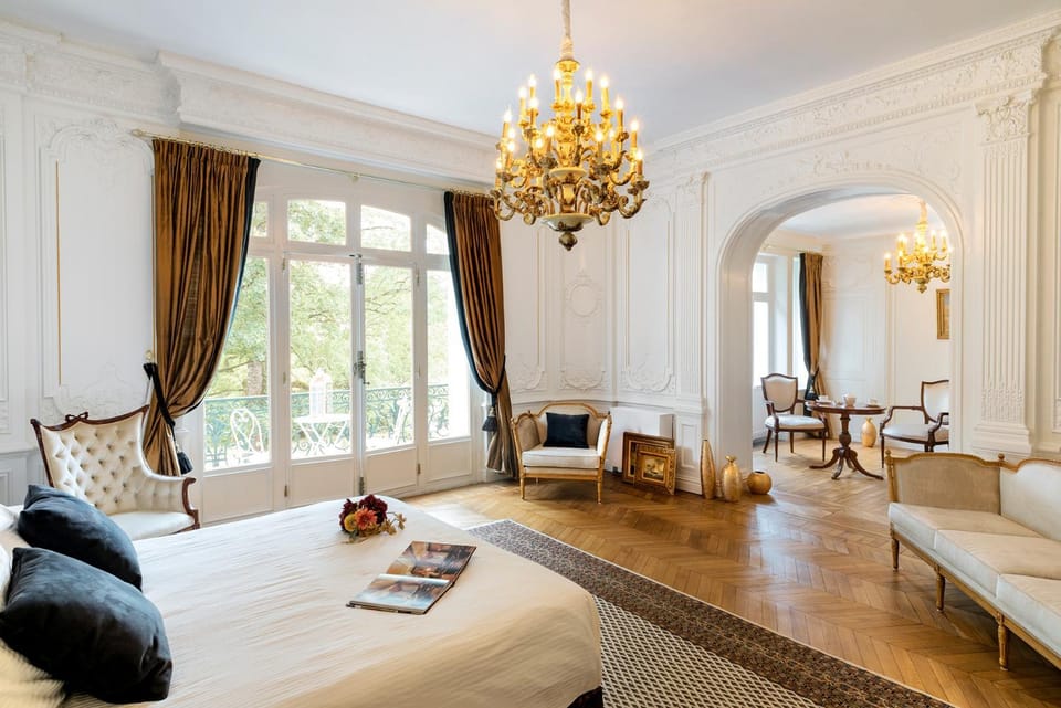 Bed, Photo of the whole room, Seating area, Bedroom
