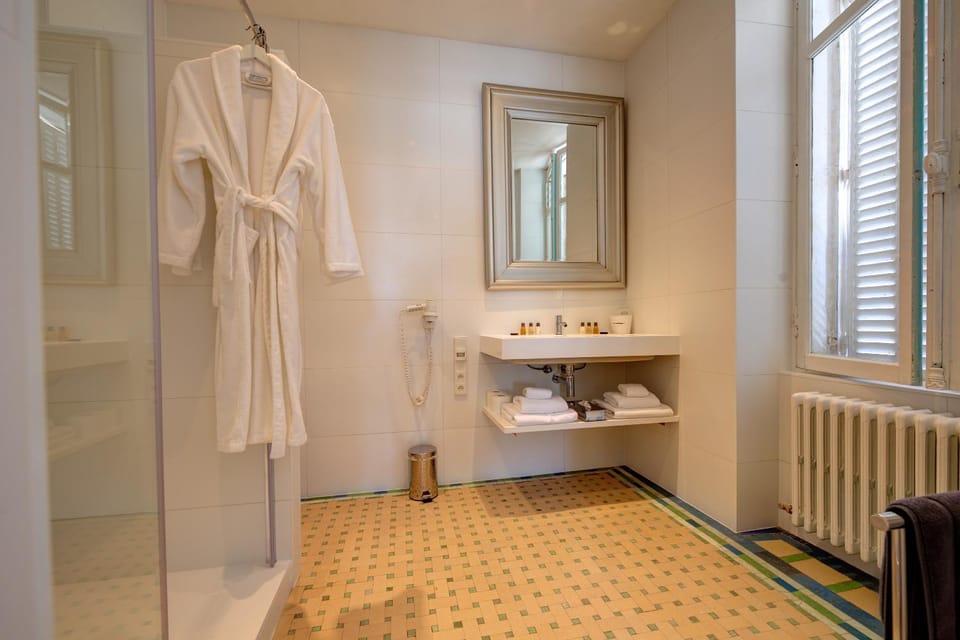 Bathroom, towels