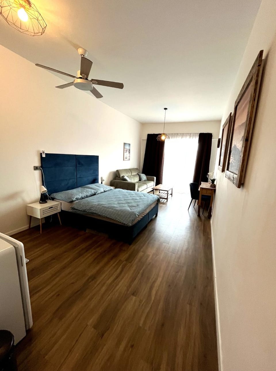 TV and multimedia, Living room, Photo of the whole room, Seating area, Bedroom