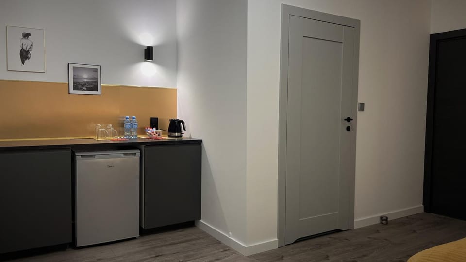 Kitchen or kitchenette, oven