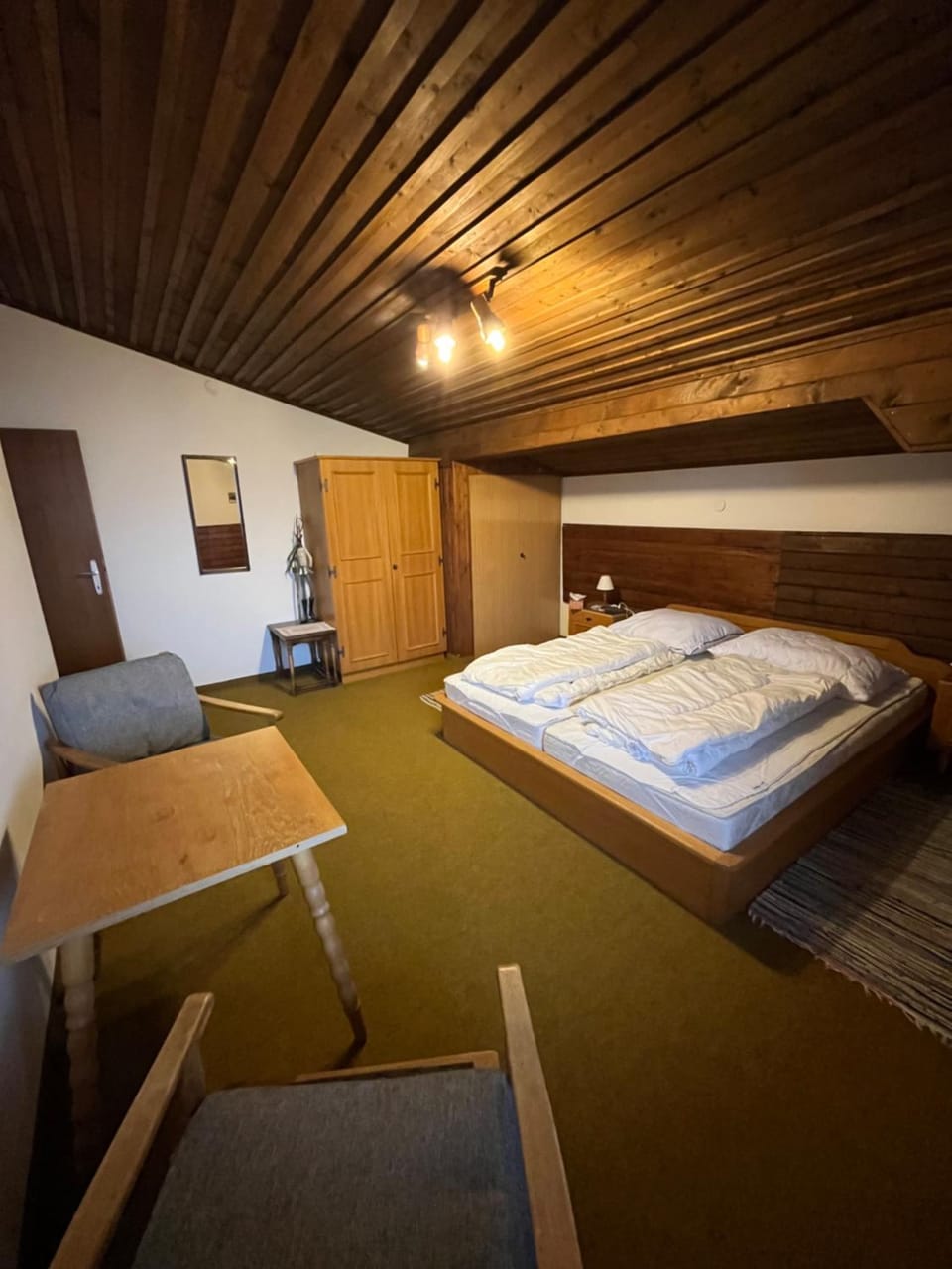 Photo of the whole room, Bedroom