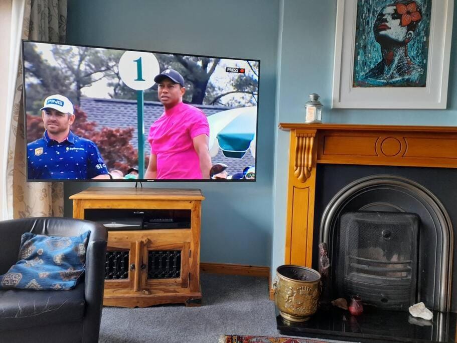 Communal lounge/ TV room, TV and multimedia, flat iron