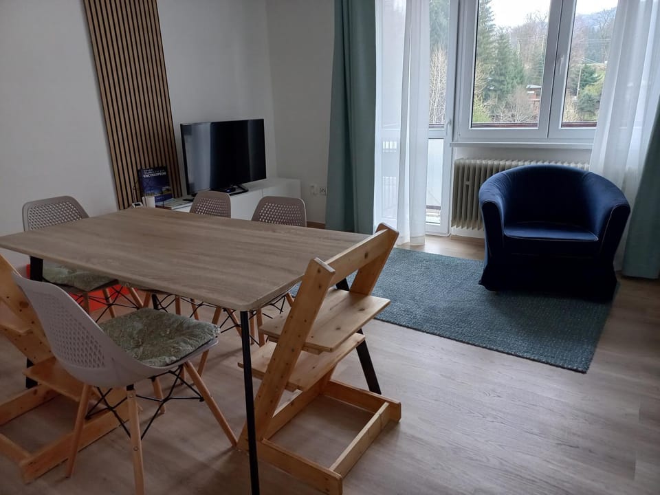 TV and multimedia, Living room, Seating area, Dining area