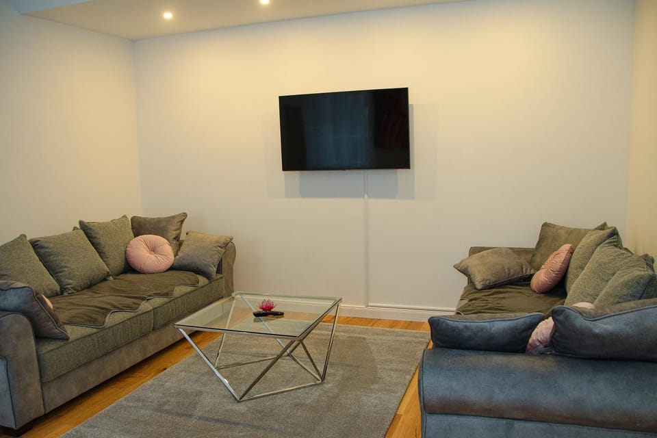 TV and multimedia, Living room, Seating area, Dining area, internet