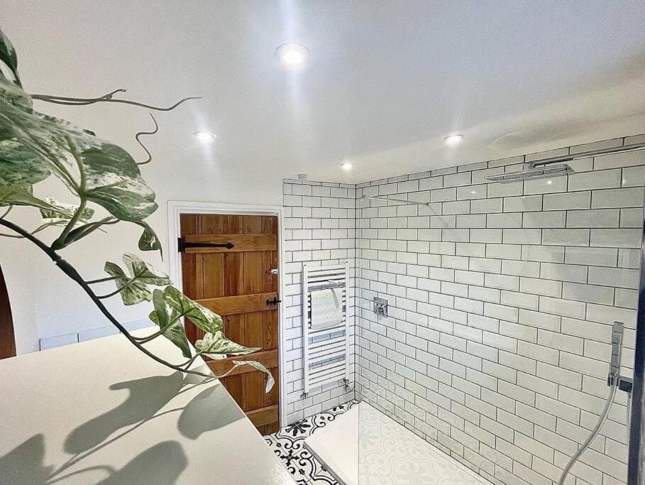 *Brecon Beacons,Log Burner, hot tub Dogs Welcome* House in Wales