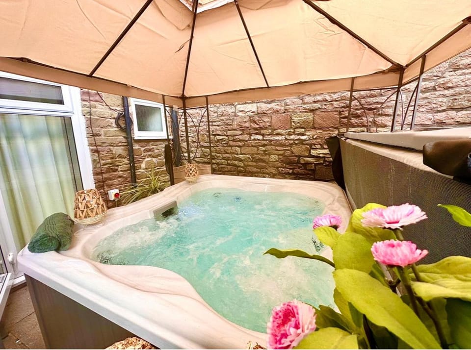 *Brecon Beacons,Log Burner, hot tub Dogs Welcome* House in Wales