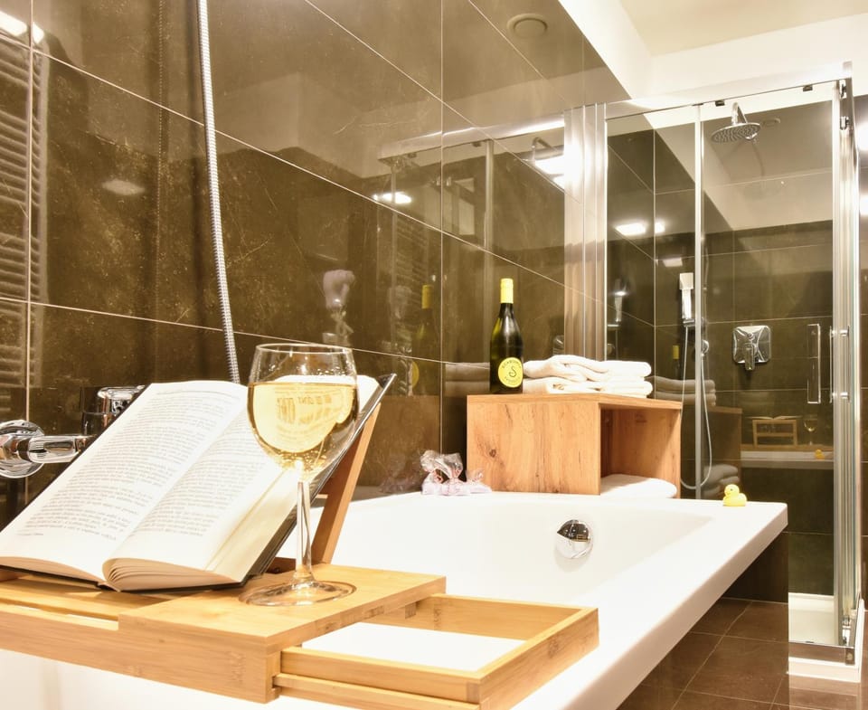 Shower, Bathroom, Alcoholic drinks, towels