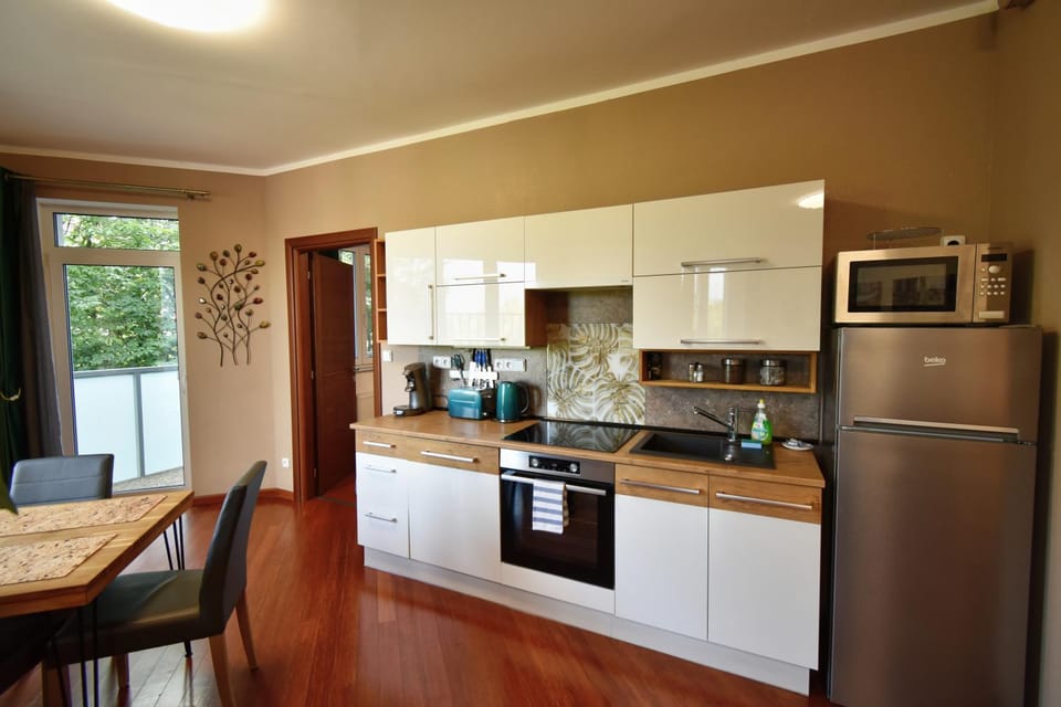 Coffee/tea facilities, Kitchen or kitchenette, Dining area, dishwasher, oven, stove, toaster