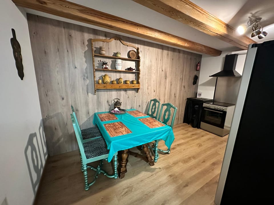 Seating area, Dining area