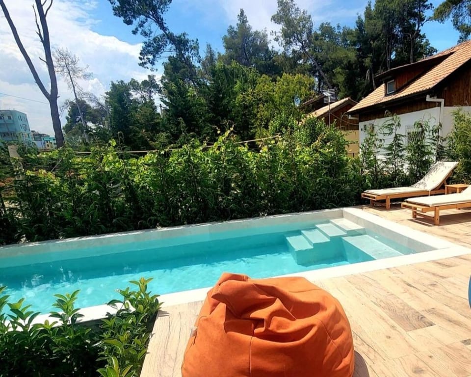 Property building, Patio, Day, Garden, Swimming pool, Swimming pool, sunbed