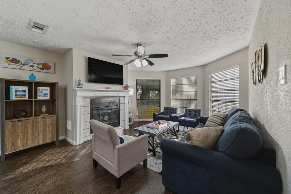 TV and multimedia, Living room, Seating area, Evening entertainment, fireplace
