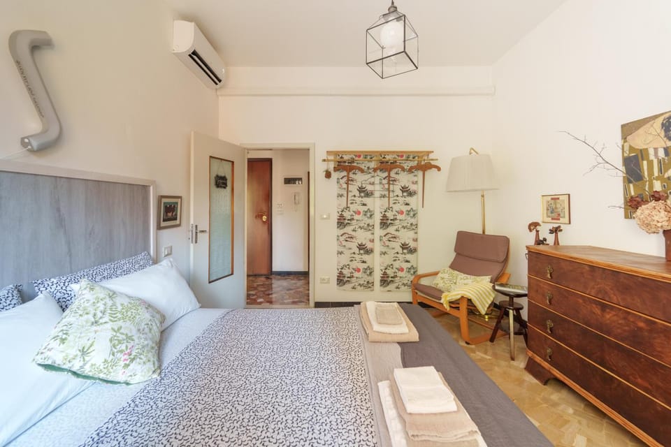 Bed, Photo of the whole room, Bedroom, internet, towels, air conditioner