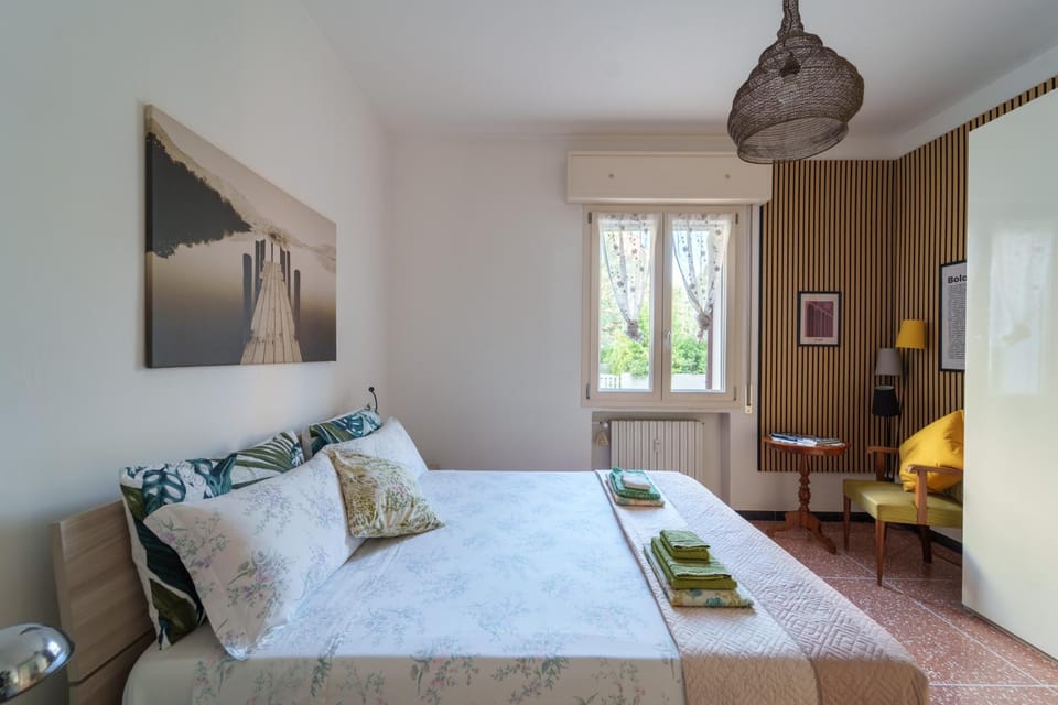 Bed, Photo of the whole room, Bedroom, internet, towels, air conditioner