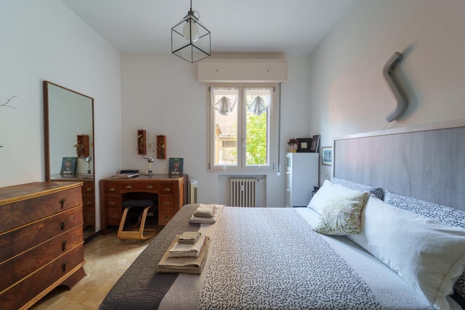 Bed, Photo of the whole room, Bedroom, internet, towels, air conditioner