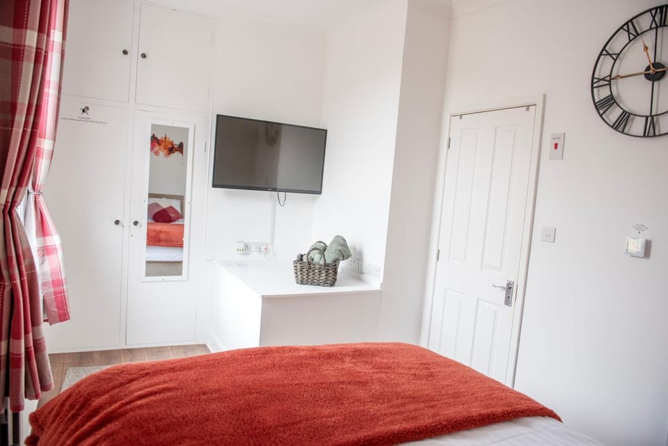 Bed, TV and multimedia, Bedroom, wardrobe