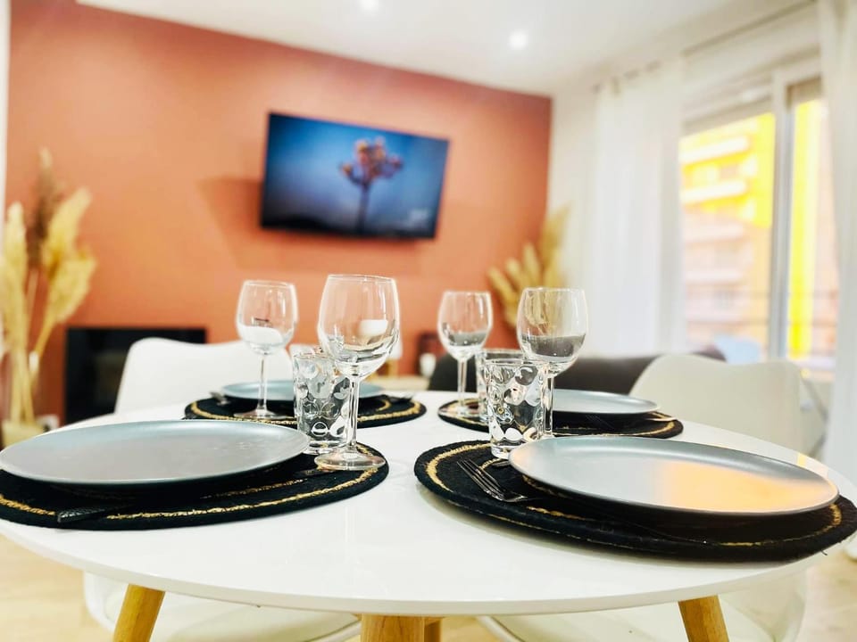 TV and multimedia, Living room, Food and drinks, Seating area, Dining area, Food, Drinks