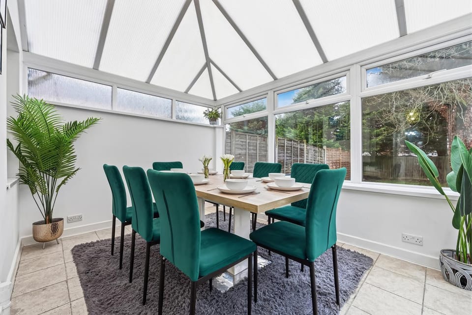 Comfort Lodge - Modern 5 bed house w 2 bathrooms, parking & gardens House in Solihull