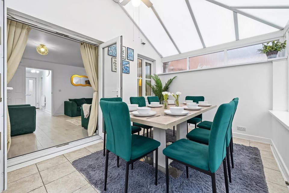 Comfort Lodge - Modern 5 bed house w 2 bathrooms, parking & gardens House in Solihull