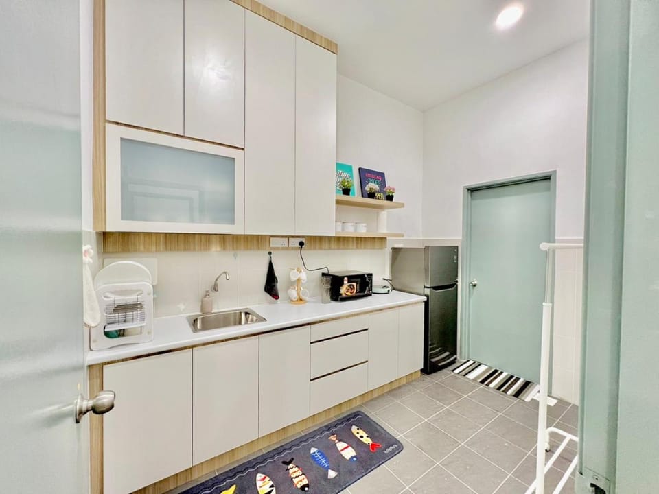 Kitchen or kitchenette, dishwasher, minibar, oven, stove