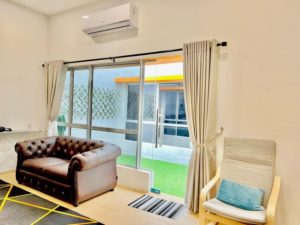 Living room, Seating area, air conditioner