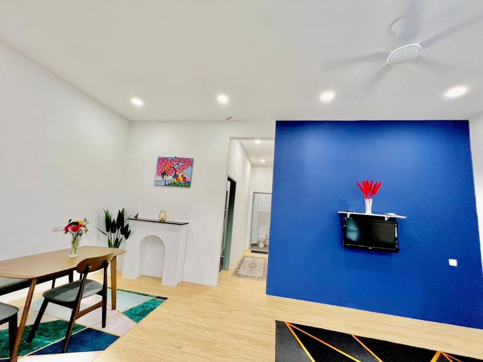 Dining area, fireplace