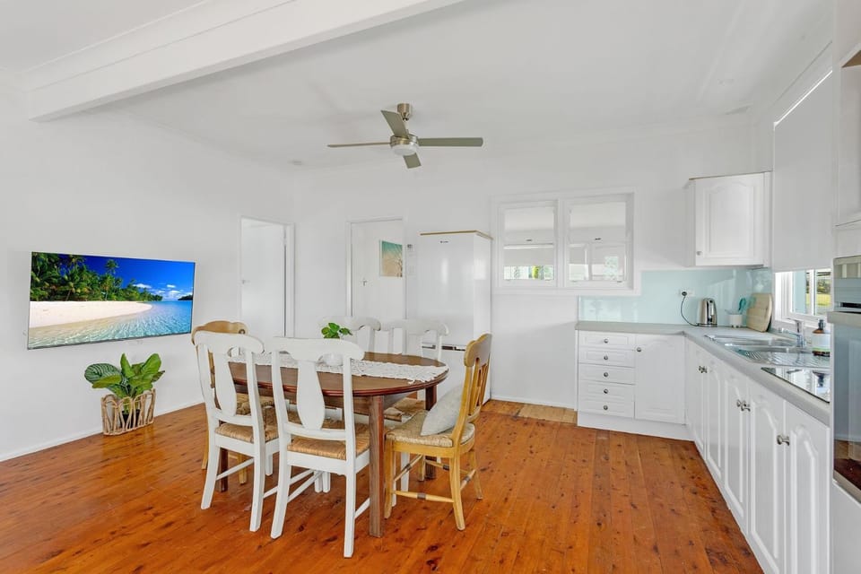 Waterfront Fishermans Cottage House in Saint Georges Basin