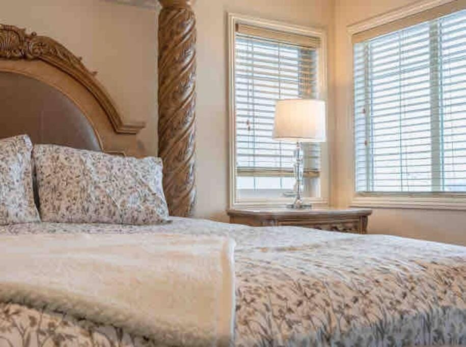 2500 sq house in Springbank Hill BL 261818 Villa in Calgary