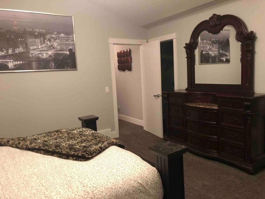 Cheerful and beautiful 3 bedroom home close lake Villa in Edmonton