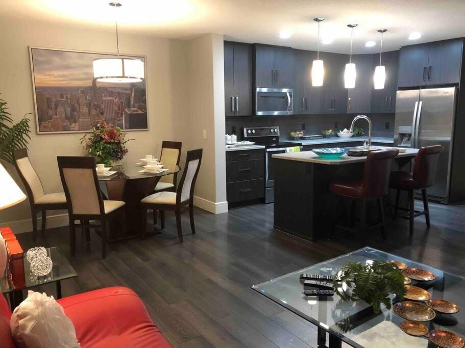 Cheerful and beautiful 3 bedroom home close lake Villa in Edmonton