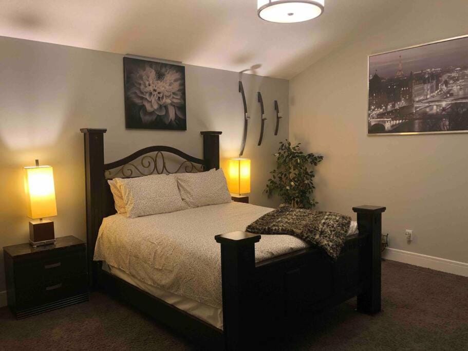 Cheerful and beautiful 3 bedroom home close lake Villa in Edmonton