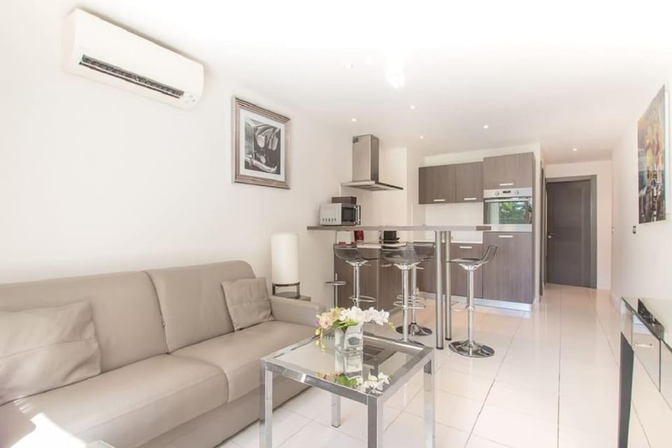 Croisette: 2BDR Apartment Apartment in Cannes