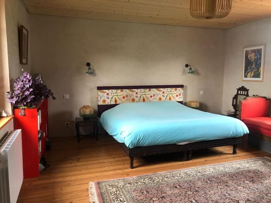 Photo of the whole room, Seating area, Bedroom